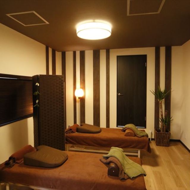 整体を受ける女性